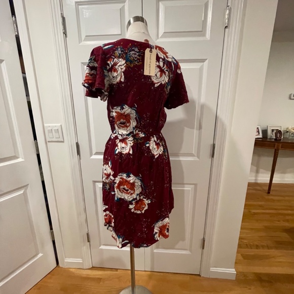 NWT Band of Gypsies maroon floral mock wrap mini dress with flounce sleeve M - Picture 2 of 5